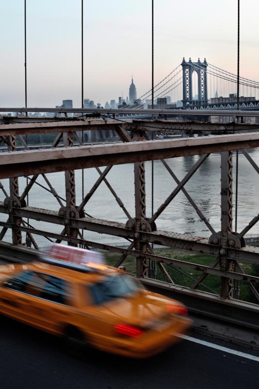 Tirage Photo Couleur – Couleur New-York – Brooklyn Bridge Yellow Cab Manhattan Bridge à l'Aube – Image 2