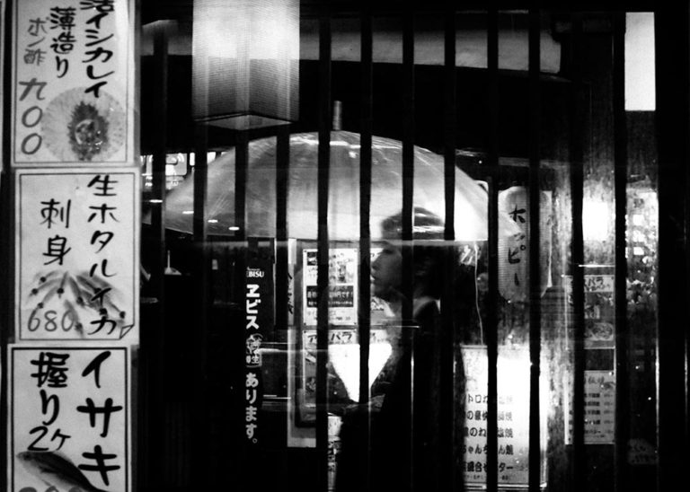 Photo Tokyo – Japon Scène de Rue Reflets Image Noir et Blanc