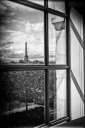 Photo Paris – Tour Eiffel Vue Fenêtre Tuileries Concorde Image en Noir et Blanc