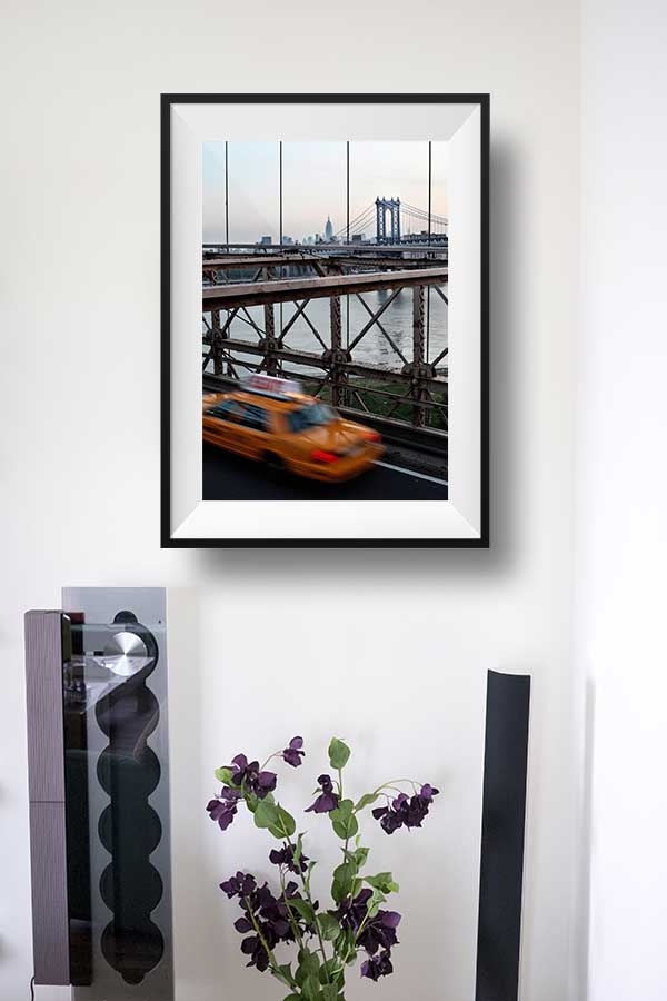 Tirage Photo Couleur – Couleur New-York – Brooklyn Bridge Yellow Cab Manhattan Bridge à l'Aube – Image 4