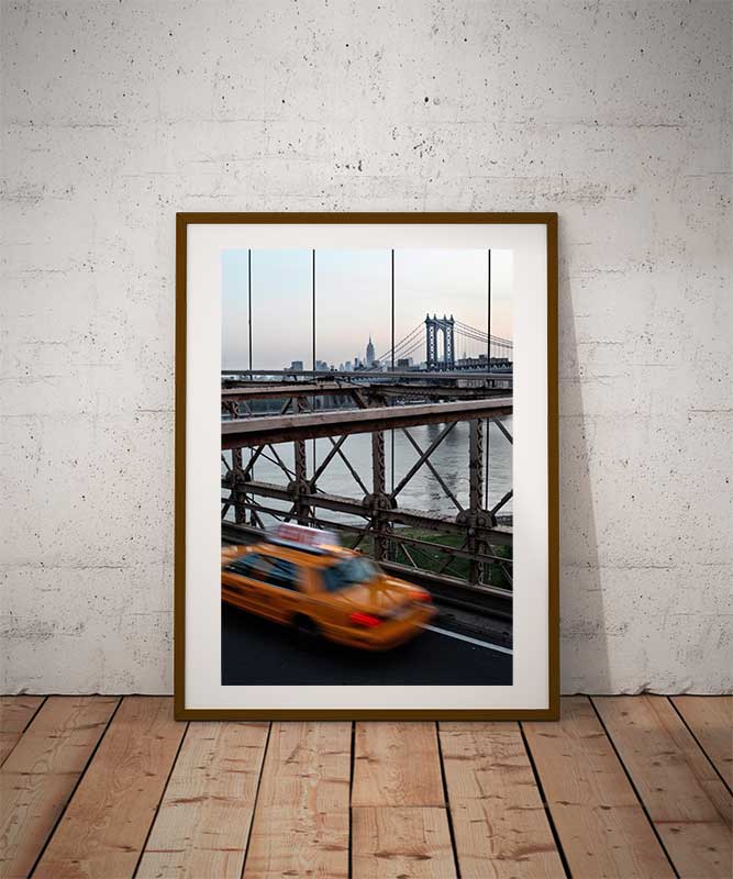 Tirage Photo Couleur – Couleur New-York – Brooklyn Bridge Yellow Cab Manhattan Bridge à l'Aube – Image 3