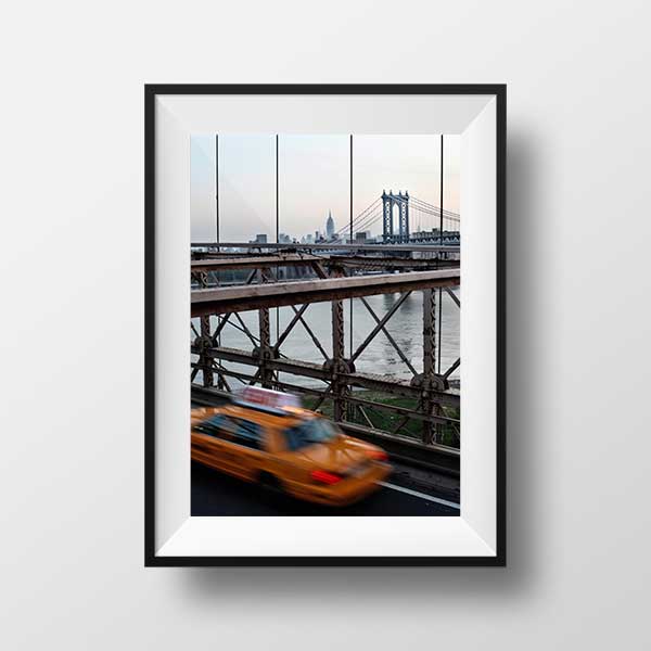 Tirage Photo Couleur – Couleur New-York – Brooklyn Bridge Yellow Cab Manhattan Bridge à l'Aube
