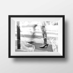 Photo Paris - Jambes Parisiennes Talons Hauts Escarpins Image en Noir et Blanc