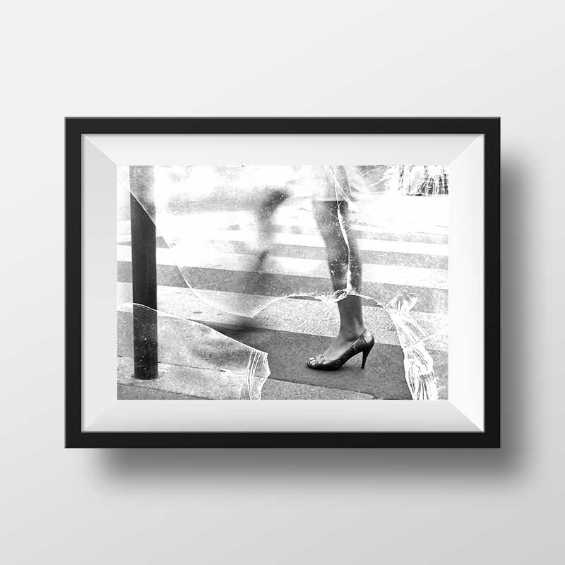Photo Paris - Jambes Parisiennes Talons Hauts Escarpins Image en Noir et Blanc