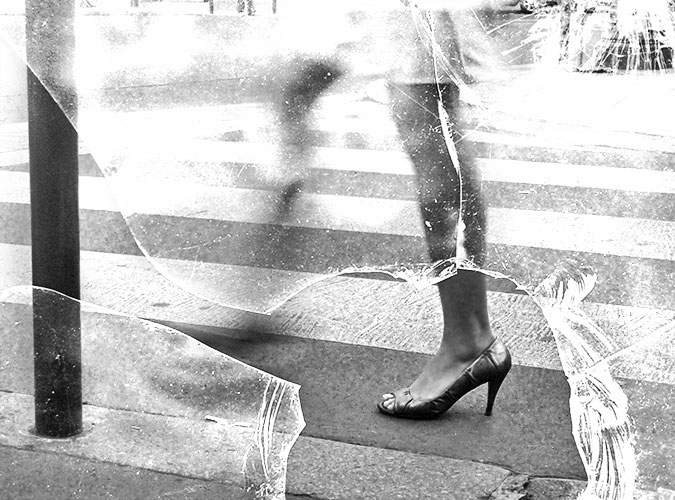 Photo Paris - Jambes Parisiennes Talons Hauts Escarpins Image en Noir et Blanc – Image 4