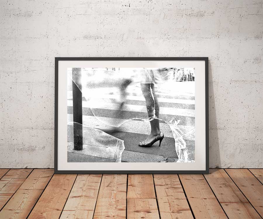 Photo Paris - Jambes Parisiennes Talons Hauts Escarpins Image en Noir et Blanc – Image 2