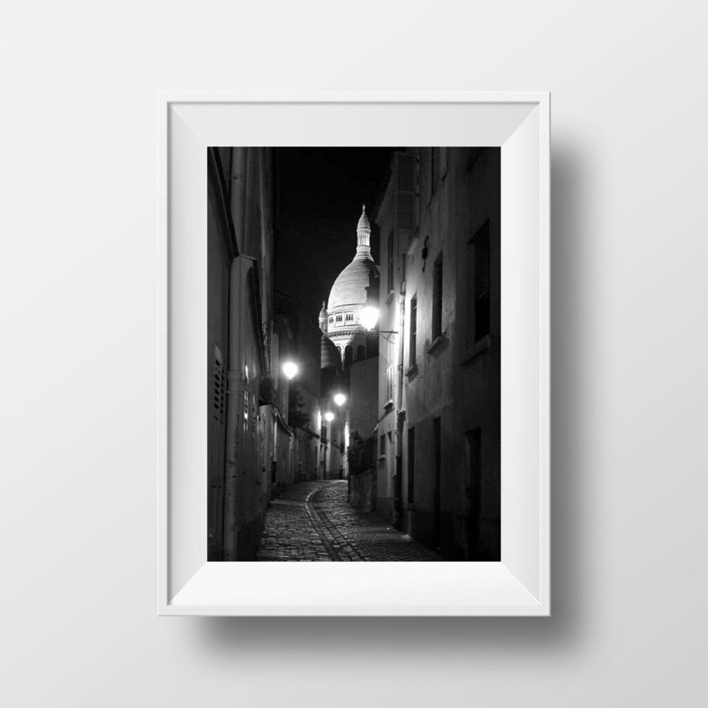Tirage photo noir et blanc Paris – Montmartre de nuit, Sacré-Cœur illuminé