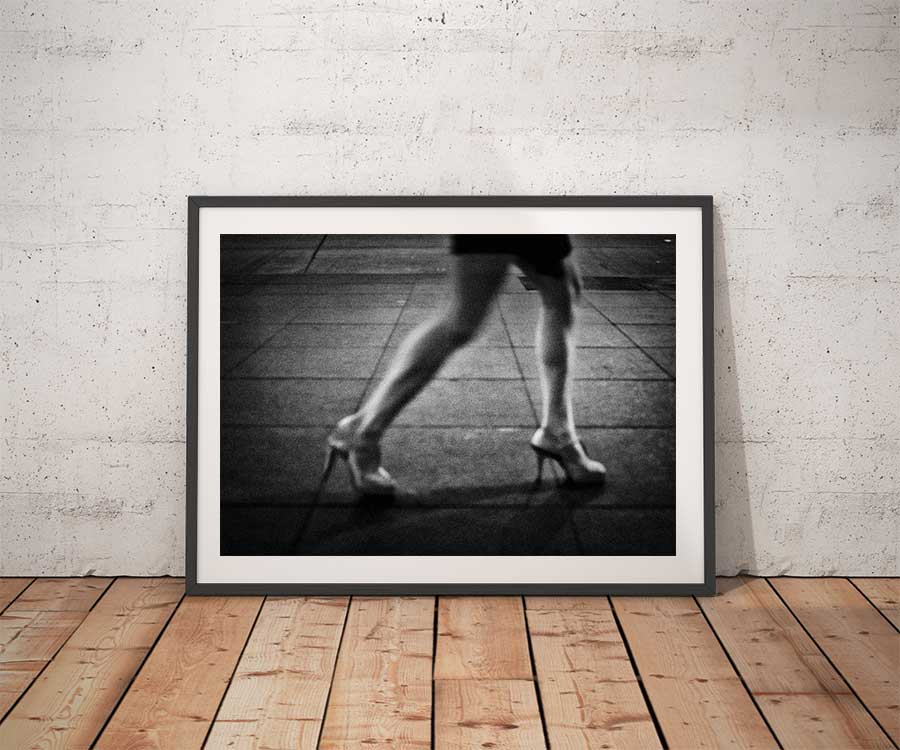 Photo New-York – Jambes Talons Hauts Escarpins en Noir et Blanc Manhattan Scène de Rue