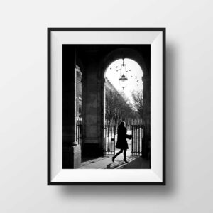 Parisienne au Jardin du Palais Royal