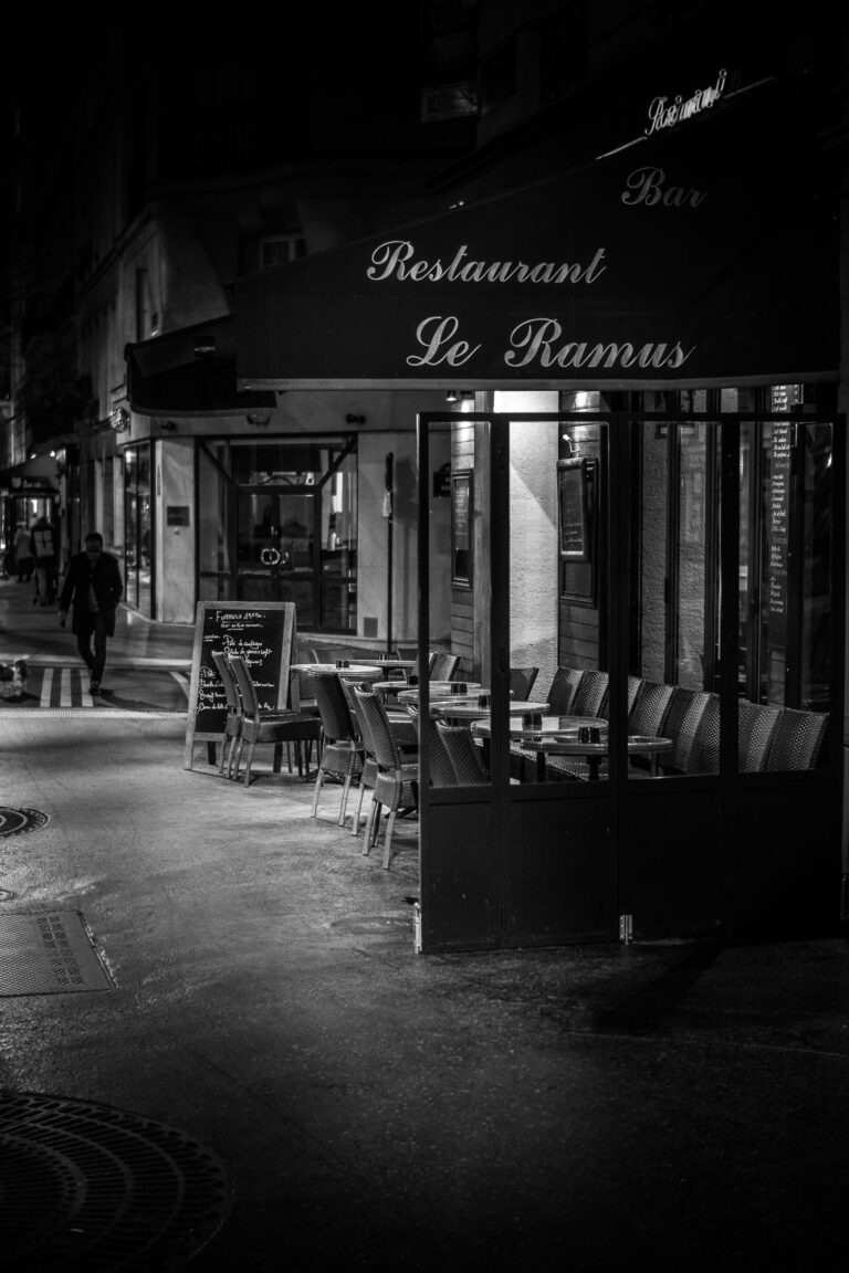 Photo Paris Café Terrasse en Noir et Blanc 