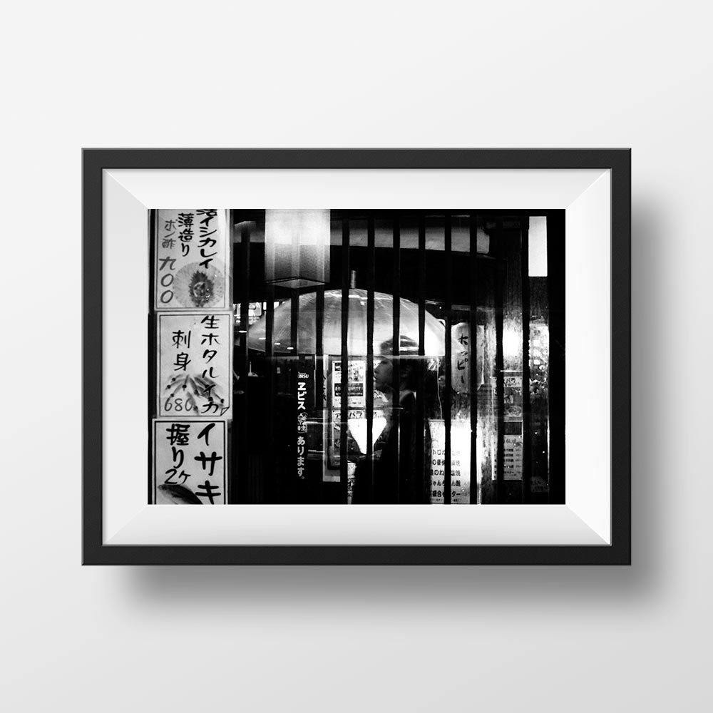 Photo Tokyo – Japon Scène de Rue Reflets Image Noir et Blanc