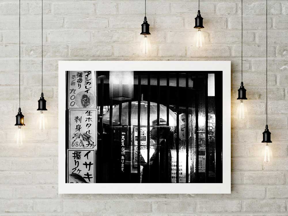 Photo Tokyo – Japon Scène de Rue Reflets Image Noir et Blanc