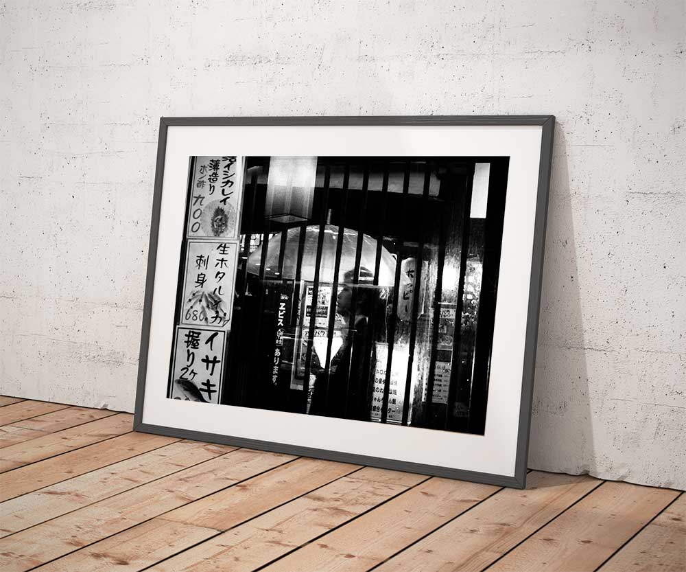 Photo Tokyo – Japon Scène de Rue Reflets Image Noir et Blanc