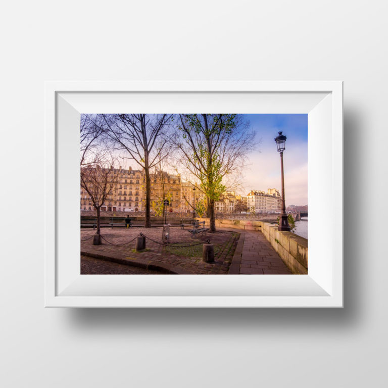 Tirage Photo Paris Couleur – Paris - Ile Saint Louis Place Louis Aragon Banc Image de Paris en Couleur Scène de rue Poster Affiche Souvenir Décoration – Paris