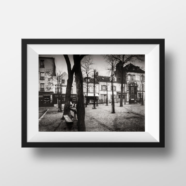 Photo Ancienne de Paris – Eugène Atget Montmartre Place du Tertre Vieux Paris Image Restaurée Noir et Blanc Affiche Poster Décoration