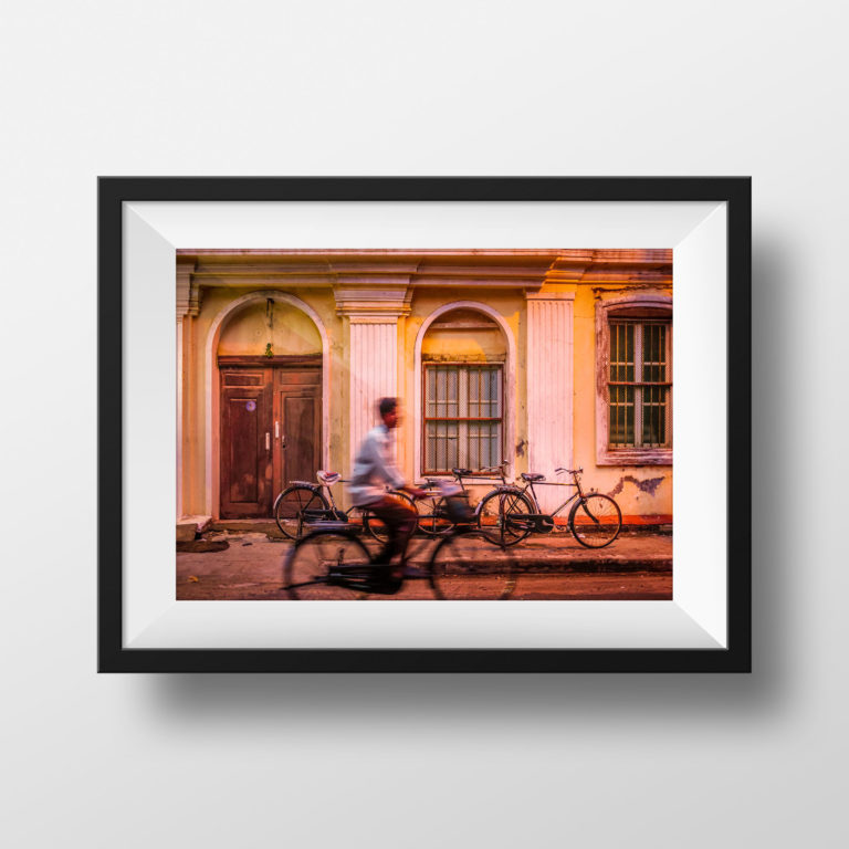 Tirage Photo Couleur – , ambiance vintage et cycliste en mouvement