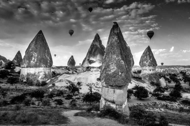 Photo Noir et Blanc Cappadoce - Turquie Göreme Montgolfières Cheminée de fée