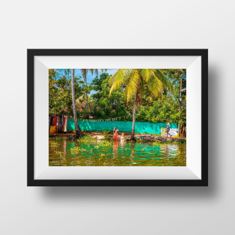 Tirage Photo Couleur – Inde - Kerala Backwaters Alleppey Scène de Bain Palmiers Inde du Sud Affiche Poster Voyage Décoration Murale