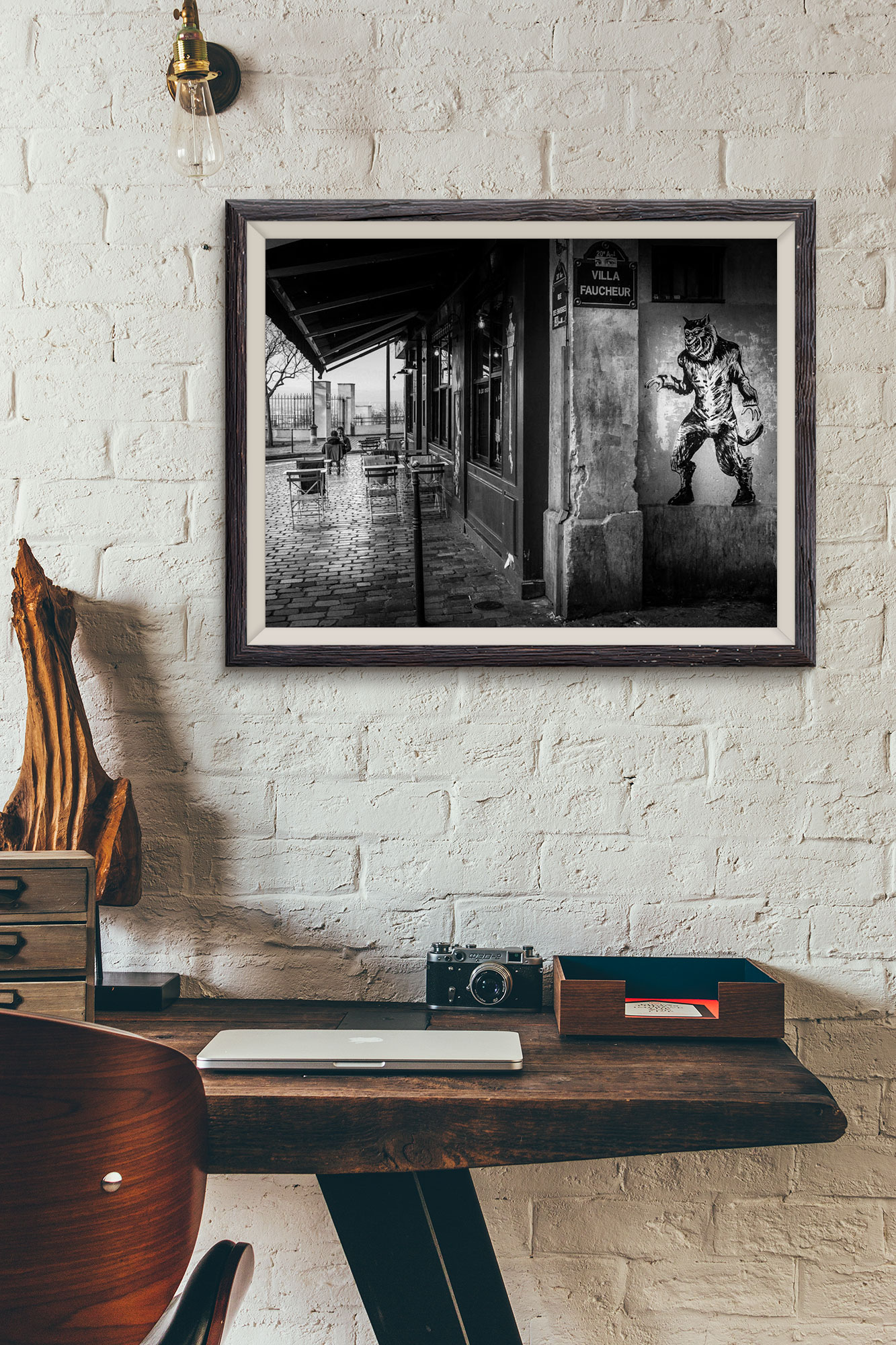Tirage Photo Paris - Hauts Belleville Villa Faucheur Café Bistrot Terrasse Typique Image en Noir et Blanc Scène de rue Poster Affiche – Image 2