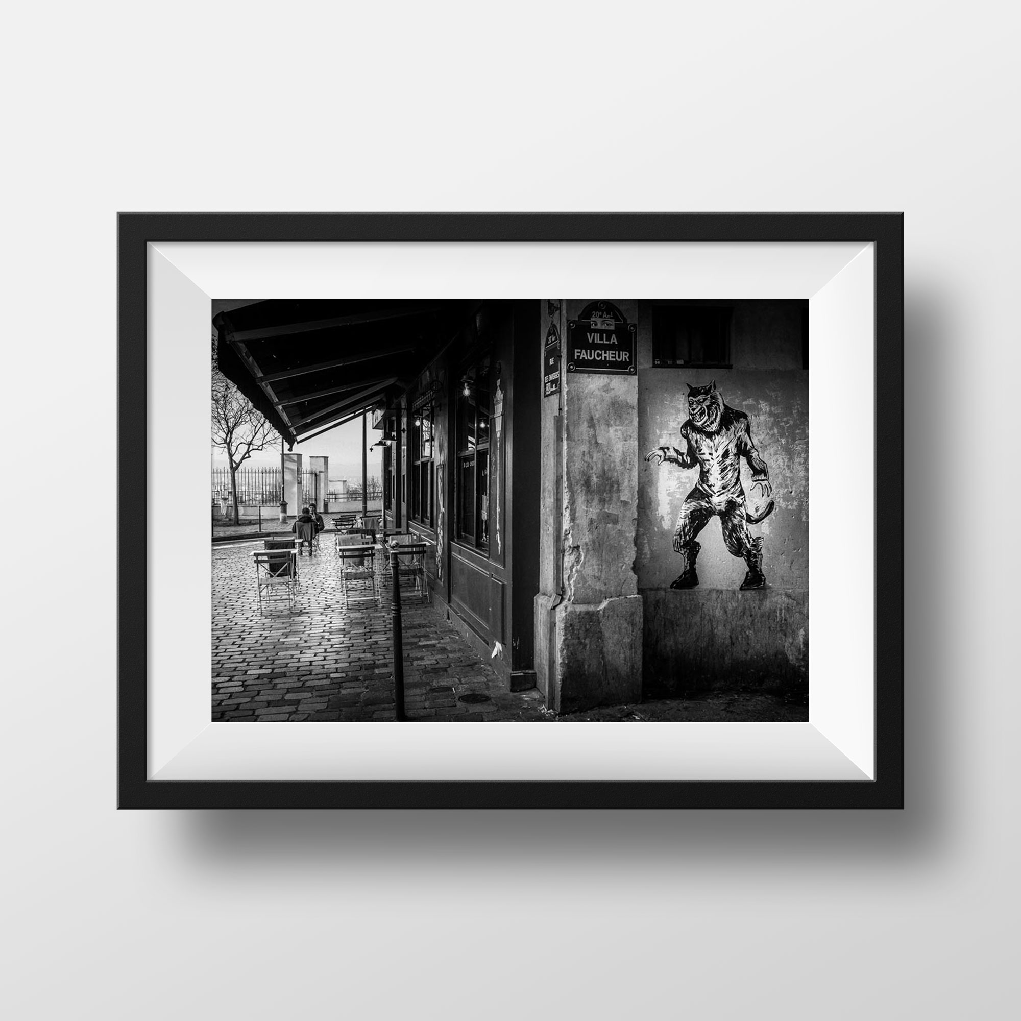 Tirage Photo Paris - Hauts Belleville Villa Faucheur Café Bistrot Terrasse Typique Image en Noir et Blanc Scène de rue Poster Affiche