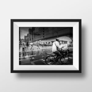 Photo Noir et Blanc Tokyo – Japon Photographie Scène de Rue Pluie Vélo Cycliste Parapluie Image Affiche Poster Décoration Murale