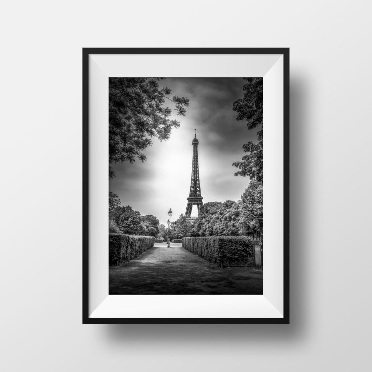 Tirage Photo La Tour Eiffel  Paris – Champ de Mars Photographie Noir et Blanc Poster Affiche Scène de Rue Décoration Murale