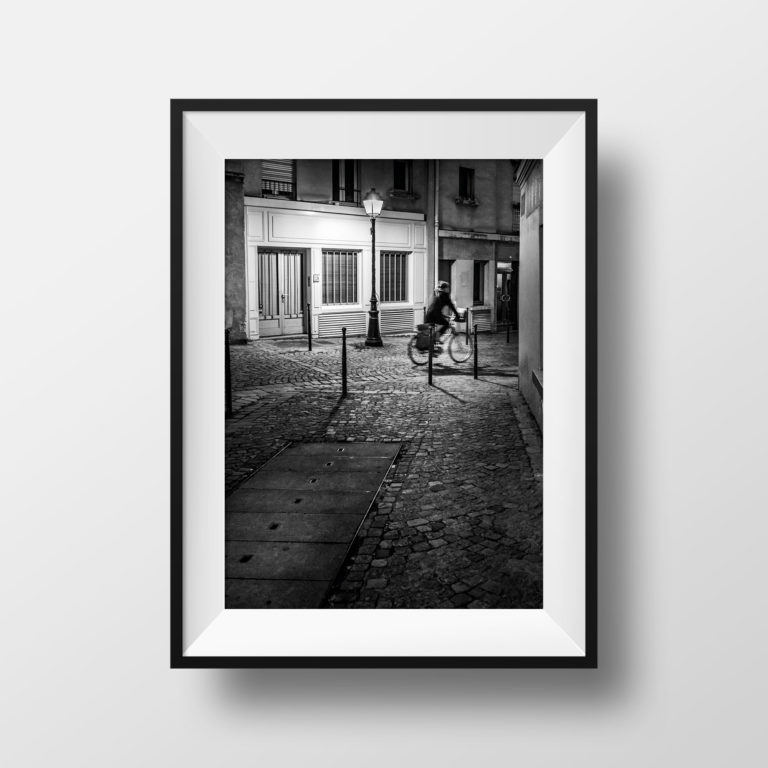 Tirage photo Vieux Paris – Quartier Saint Blaise la nuit Photo Noir et Blanc Ambiance Poster Affiche décoration Murale