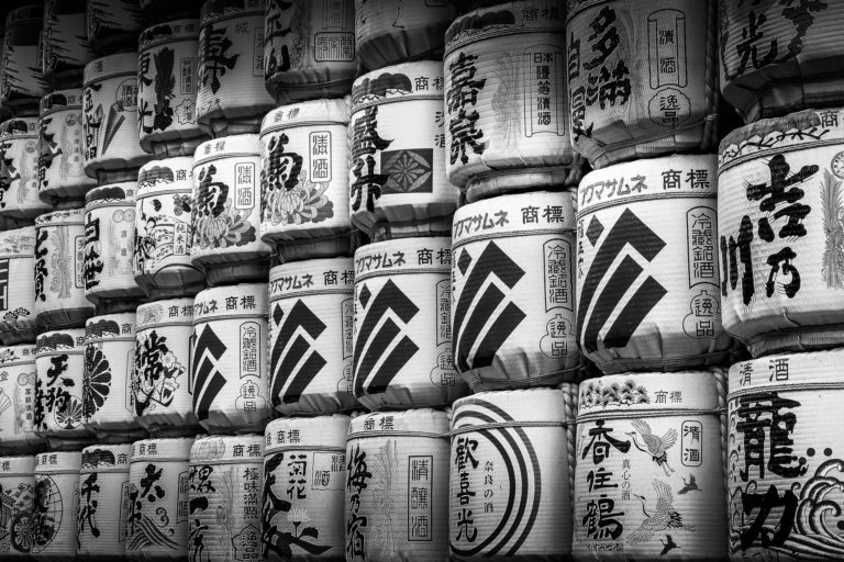 Photo Tokyo Japon Sanctuaire Jarres Saké Noir et Blanc
