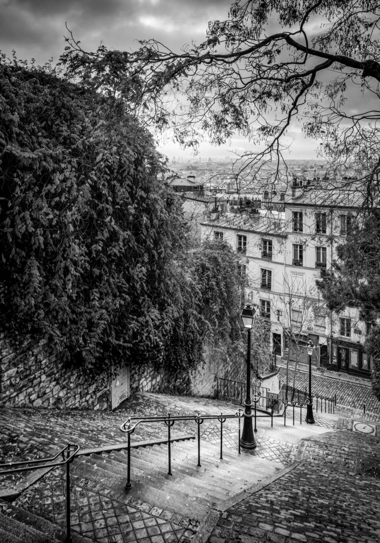 Tirage Photo de Paris Montmartre – Escaliers Réverbère Vieux Paris Image Rue Du Calvaire en Noir et Blanc