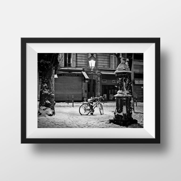 Tirage photo Paris – Ménilmontant Vieux Paris la nuit Photo Noir et Blanc sous la Neige Place Maurice Chevalier Ambiance Poster Affiche