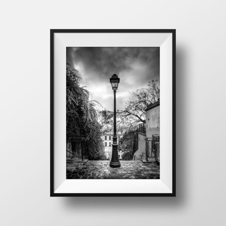 Tirage Photo de Paris Montmartre – Réverbère Escaliers Vieux Paris Image Rue Du Calvaire en Noir et Blanc Affiche Poster Décoration