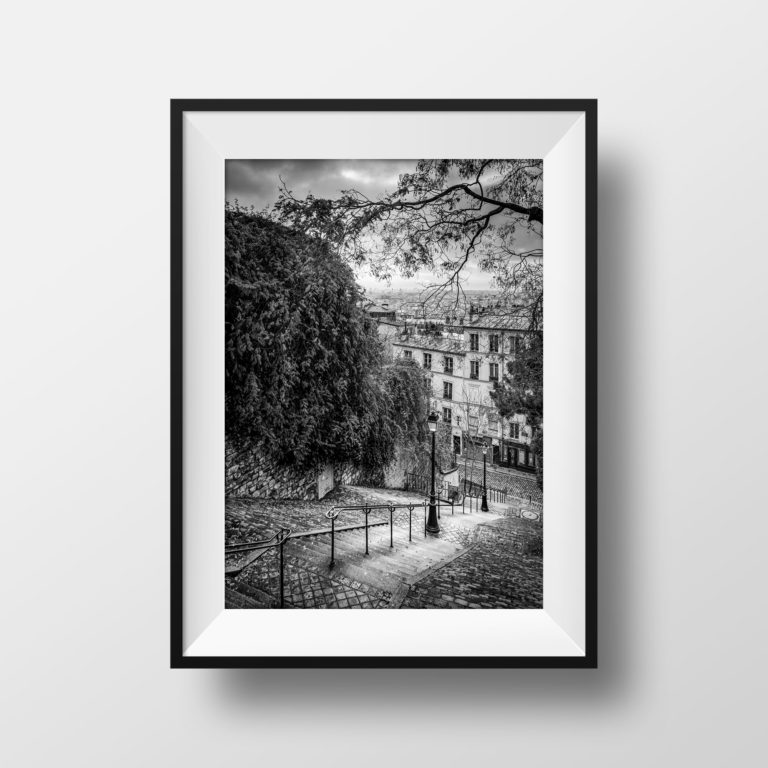 Tirage Photo de Paris Montmartre – Escaliers Réverbère Vieux Paris Image Rue Du Calvaire en Noir et Blanc Affiche Poster Décoration