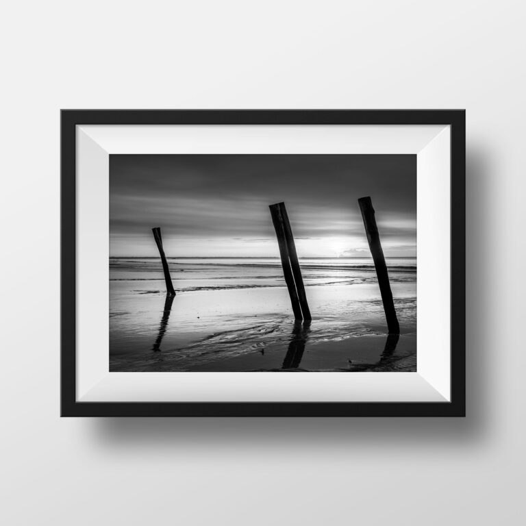 Photo Bretagne Noir et Blanc - Finistère Bord de Mer Plage Troncs digue Photographie Paysage Lever Soleil Affiche Poster Décoration