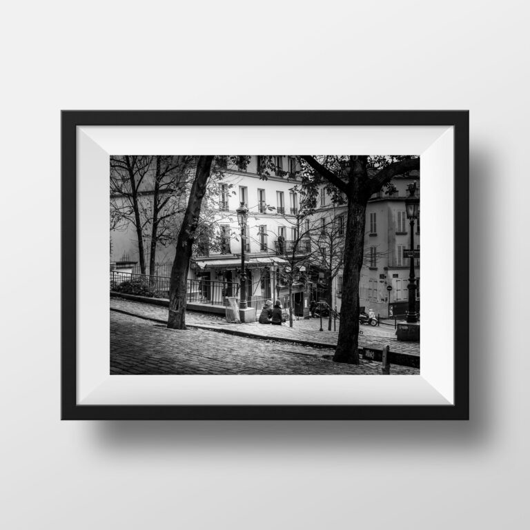 Tirage Photo Vieux Paris Montmartre – Place Emile Goudeau Image en Noir et Blanc Affiche Poster Décoration Murale