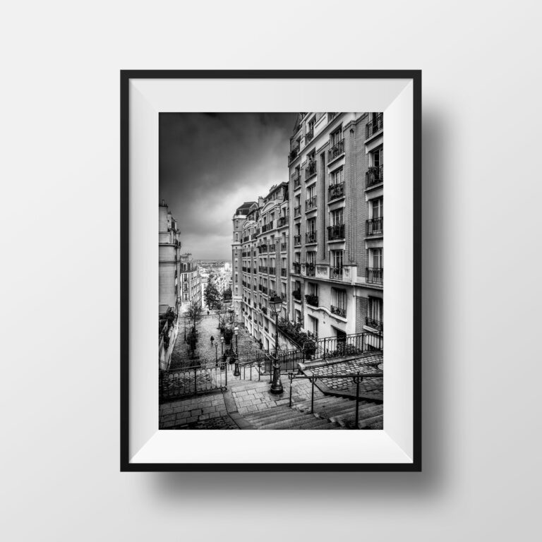 Tirage Photo de Paris – Vieux Paris Montmartre Escaliers Rue Girardon Photographie en Noir et Blanc Affiche Poster Décoration Murale
