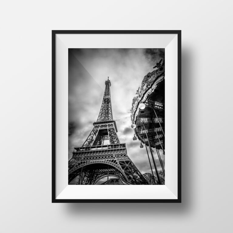 Photo Paris Tour Eiffel Noir et Blanc  –  Manège Photographie Image en Noir et Blanc Scène de Rue Affiche Poster Décoration Murale