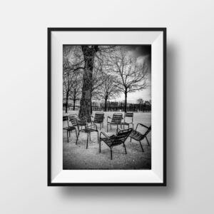 Tirage Photo Paris – Chaises Jardin des Tuileries en Noir et Blanc