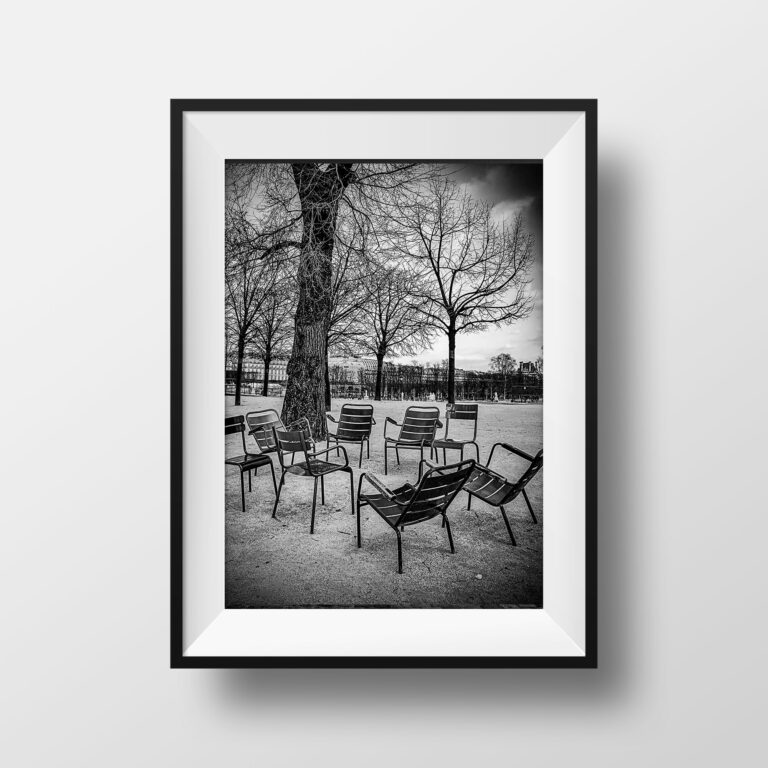 Tirage Photo Paris – Chaises Jardin des Tuileries en Noir et Blanc