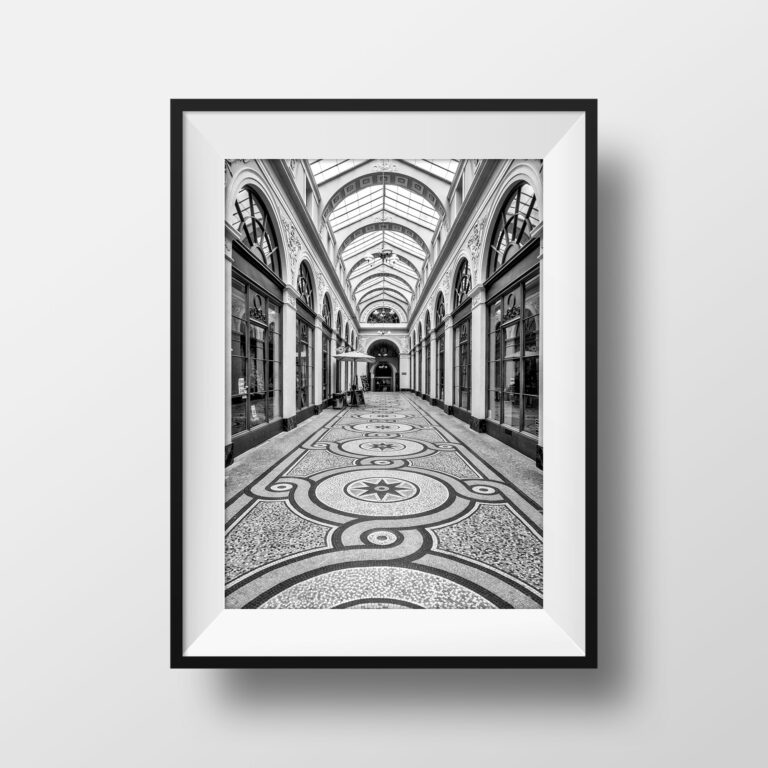 Tirage Photo de Paris – Galerie Vivienne Photographie Passages Parisiens Image Noir et Blanc Cliché Scène de Rue Affiche Poster Décoration