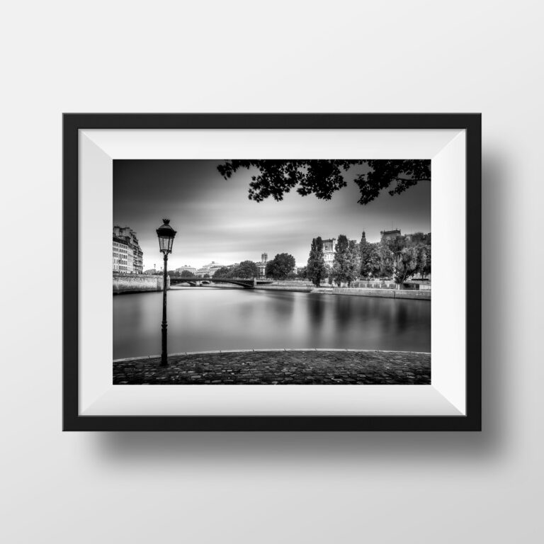 Tirage Photo Paris - Ile Saint Louis la Seine et l'Hôtel de Ville Image de Paris en Noir et Blanc Scène de rue Poster Affiche Souvenir