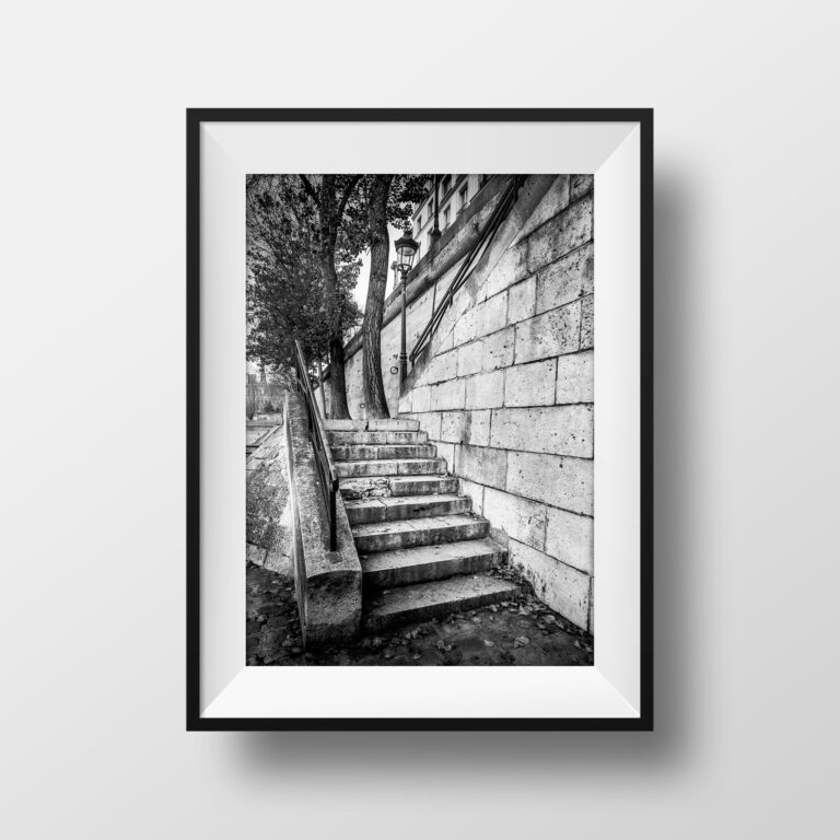 Tirage Photo Paris Quais de Seine - Ile Saint Louis Escaliers Image de Paris en Noir et Blanc Scène de rue Poster Affiche Décoration Murale (Copie)