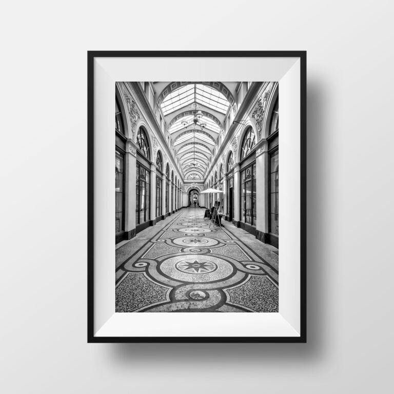 Tirage Photo Galerie Vivienne Paris –  Photographie Passages Parisiens Image Noir et Blanc Cliché Scène de Rue Affiche Poster Décoration
