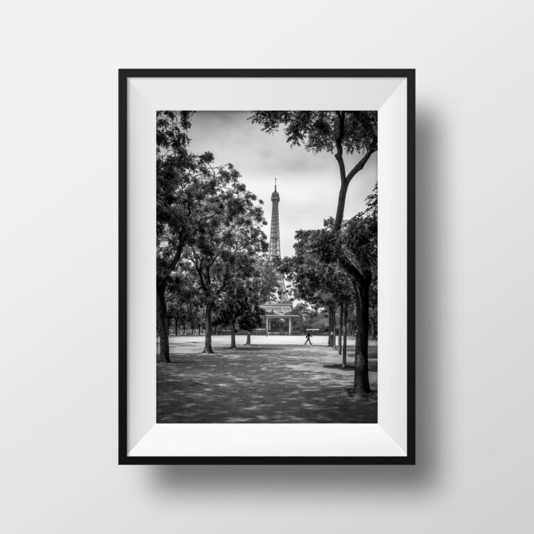 Tirage Photo Paris La Tour Eiffel Champ de Mars -  Photographie Noir et Blanc Poster Affiche Scène de Rue Décoration Murale