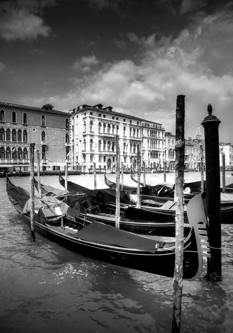 Photo Noir et Blanc Venise Canal Gondoles