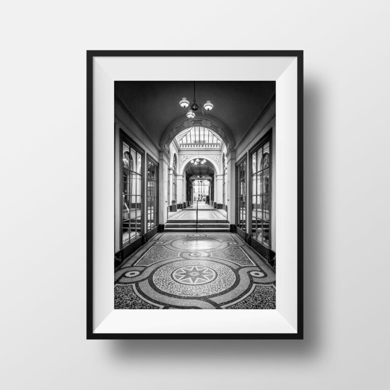 Tirage Photo Galerie Vivienne Paris –  Photographie Passages Parisiens en Noir et Blanc Rue de la Banque Affiche Poster Décoration