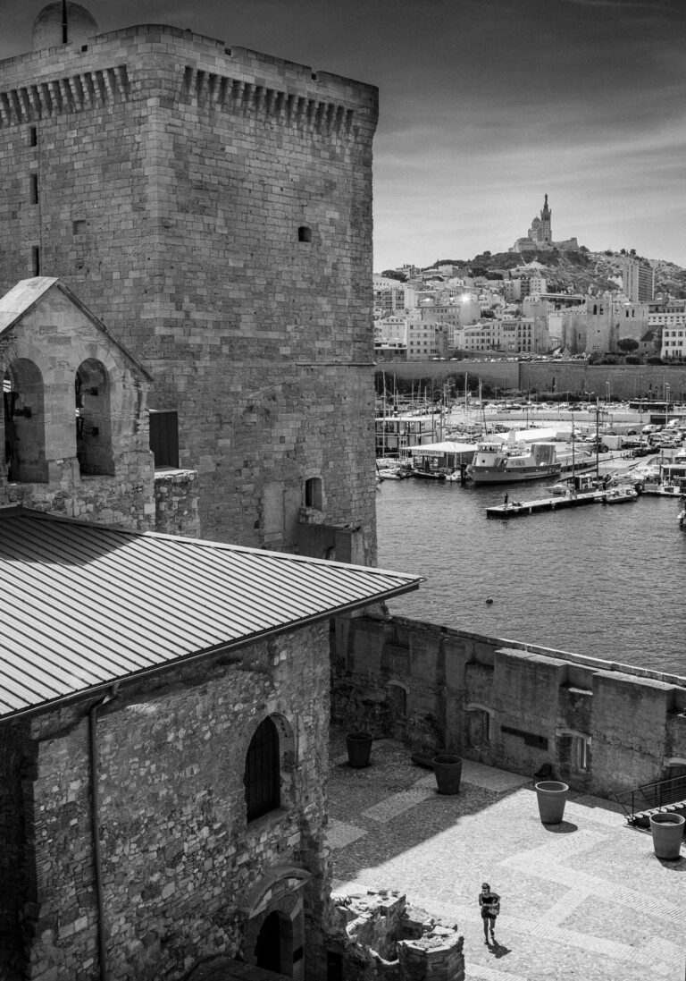 Marseille Noir et Blanc Le Vieux Port et le Fort Saint Nicolas