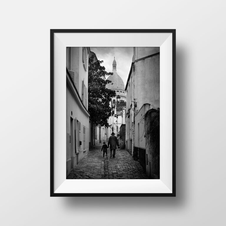 Photo de Paris Montmartre – La Basilique Sacré Coeur Image Rue Saint Rustique Noir et Blanc Butte Cliché Affiche Poster Décoration Murale