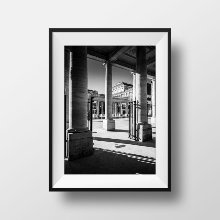 Tirage Photo Paris Palais Royal - Galerie de Chartres Image en Noir et Blanc Poster Affiche Décoration Murale