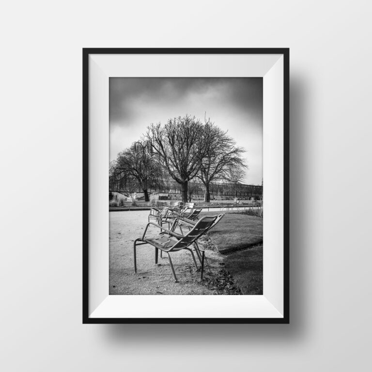 Tirage Photo Paris - Chaises Jardin des Tuileries Image en Noir et Blanc
