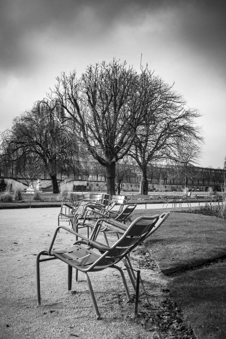 Tirage Photo Paris - Chaises Jardin des Tuileries Image en Noir et Blanc